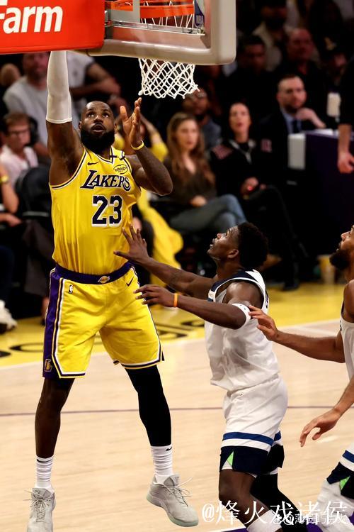 詹姆斯三双引领湖人大胜马刺,克内克特20+8止住3连败 詹姆斯三双引领湖人大胜马刺,克内克特20+8止住3连败