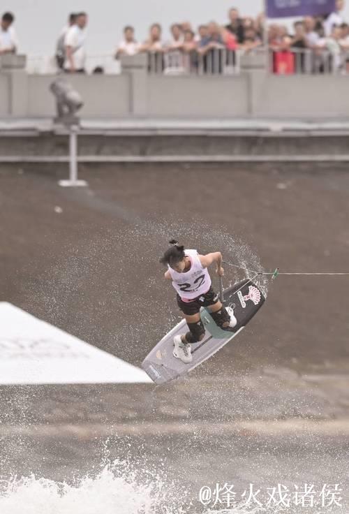 成都世运会:徐露雨中开幕点火后勇夺金牌 成都世运会:徐露雨中开幕点火后勇夺金牌